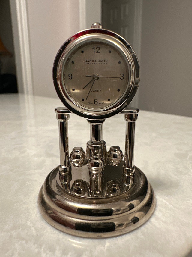 Miniature silver-toned Daniel David quartz mantel or desk clock - photo 3
