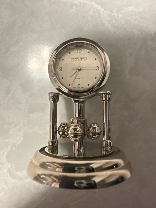 Miniature silver-toned Daniel David quartz mantel or desk clock - photo 4