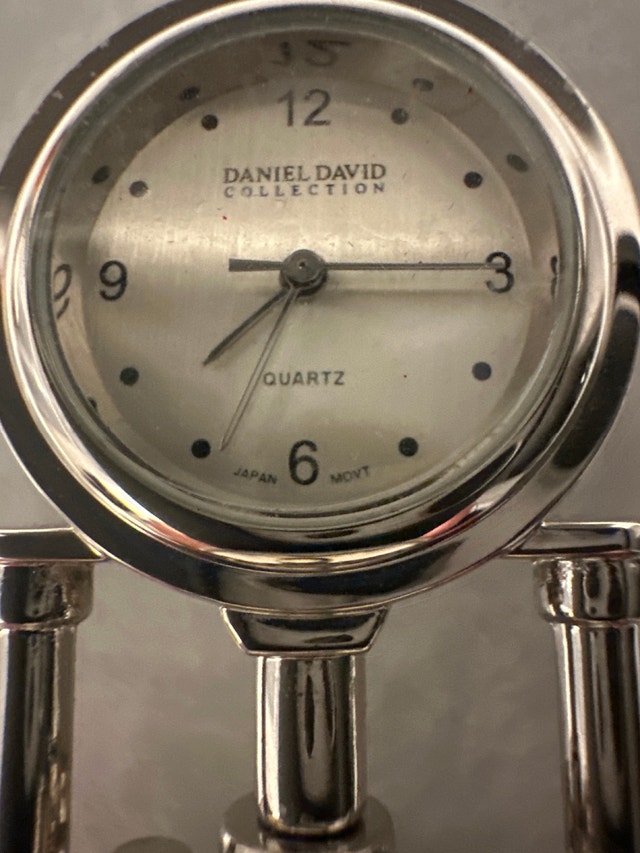 Miniature silver-toned Daniel David quartz mantel or desk clock - photo 5