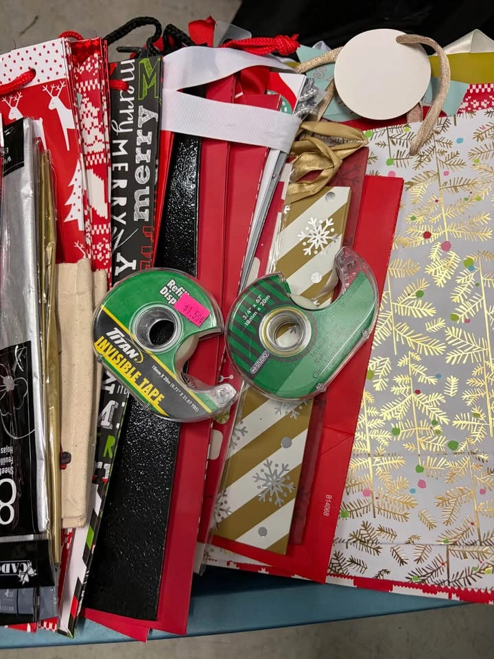 Lots of gift bags and tissue paper - photo 2