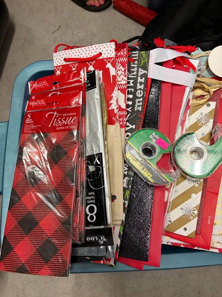 Lots of gift bags and tissue paper - photo 3