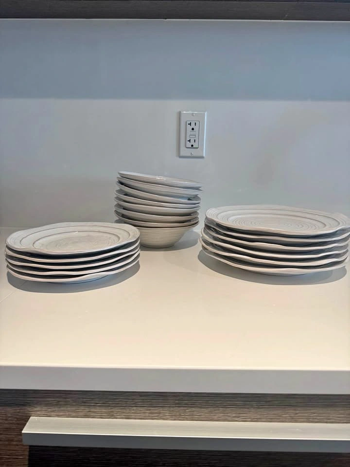 Urban Barn 18 Piece Dish set