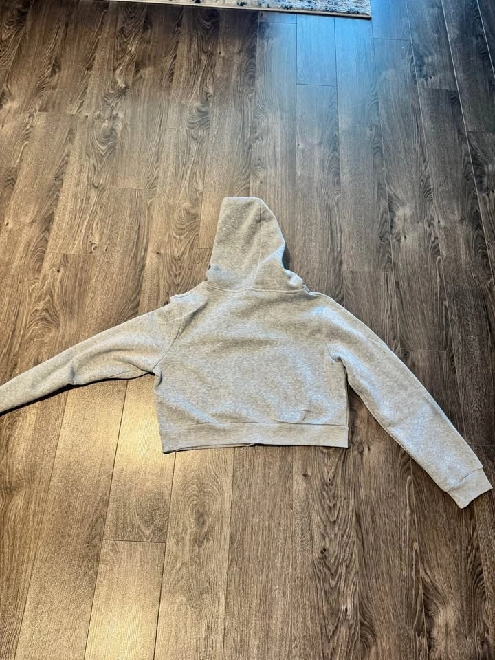 Cropped grey hoodie, thin material. Never worn. Medium - photo 2