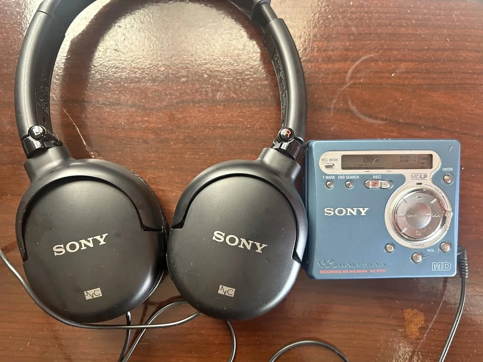Sony MiniDisc Walkman MZ-R700 w/ Stereo Mic, Headphones & 11 Dis