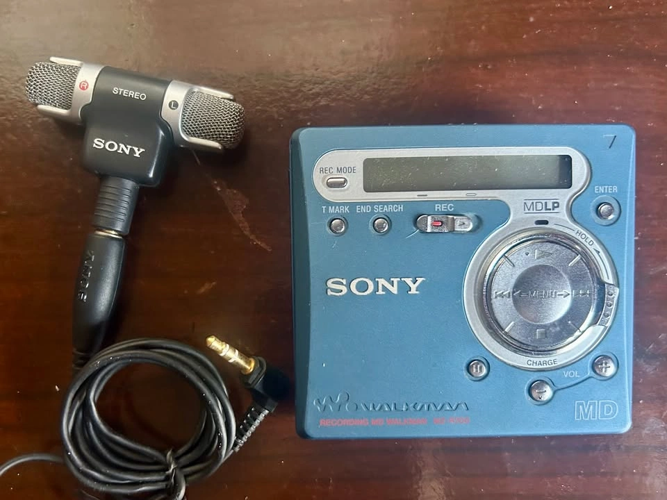 Sony MiniDisc Walkman MZ-R700 w/ Stereo Mic, Headphones & 11 Dis - photo 2