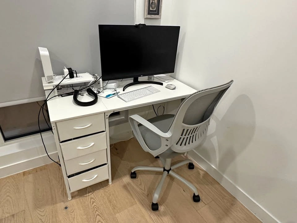 Modern Desk for Sale – Excellent Condition!