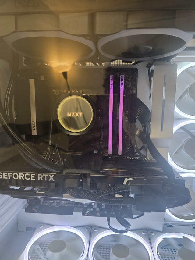 RTX 5070 GAMING PC - photo 2