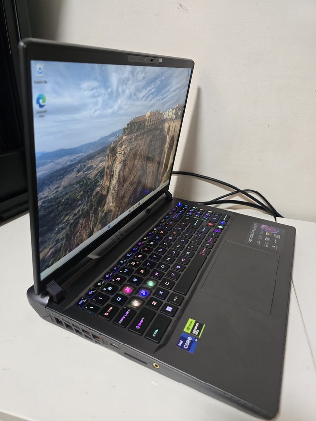 MSI RTX 4080 Gaming Laptop - photo 4