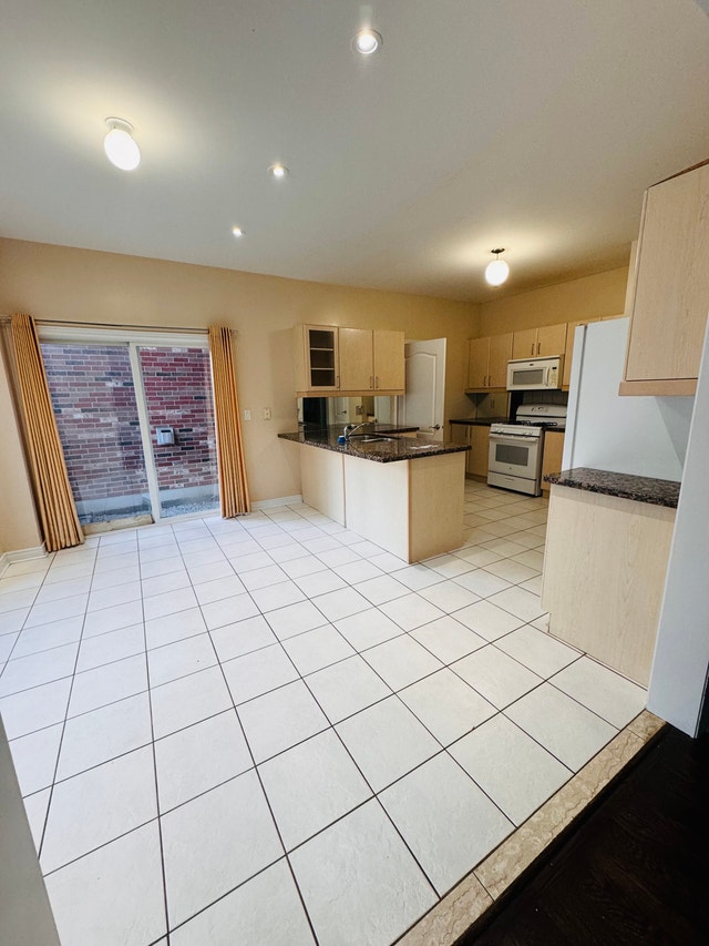 shared room available from Oct 1st - Mississauga - photo 4