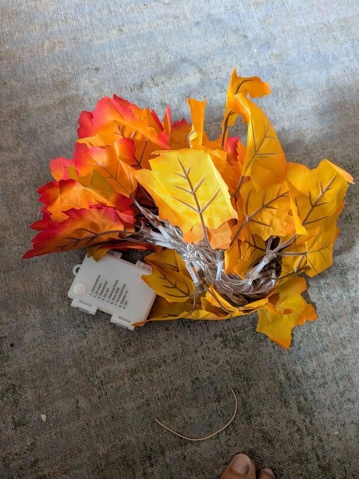 Brand new 18 feet Faux Autumn Maple Leaf Garland with 50 LEDs - photo 3