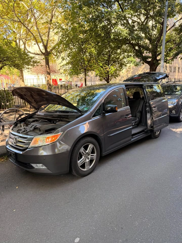 2013 Honda Odyssey · Touring Minivan 4D - photo 2