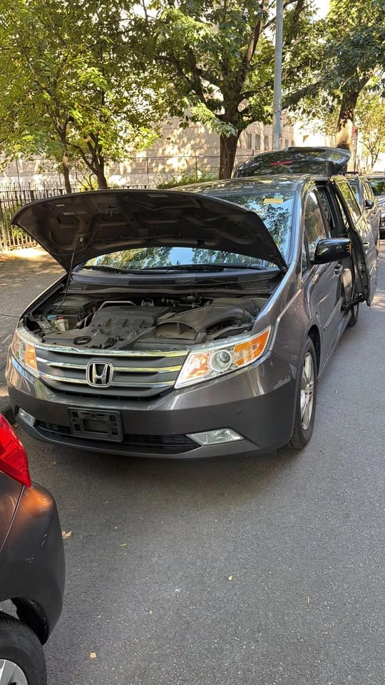 2013 Honda Odyssey · Touring Minivan 4D - photo 3