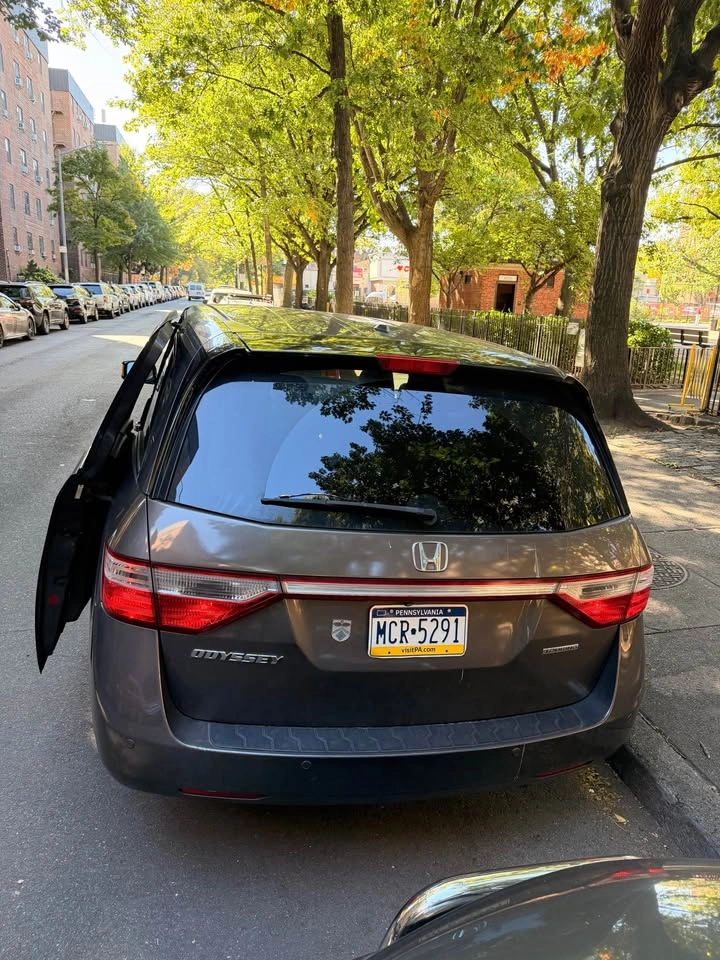 2013 Honda Odyssey · Touring Minivan 4D - photo 4