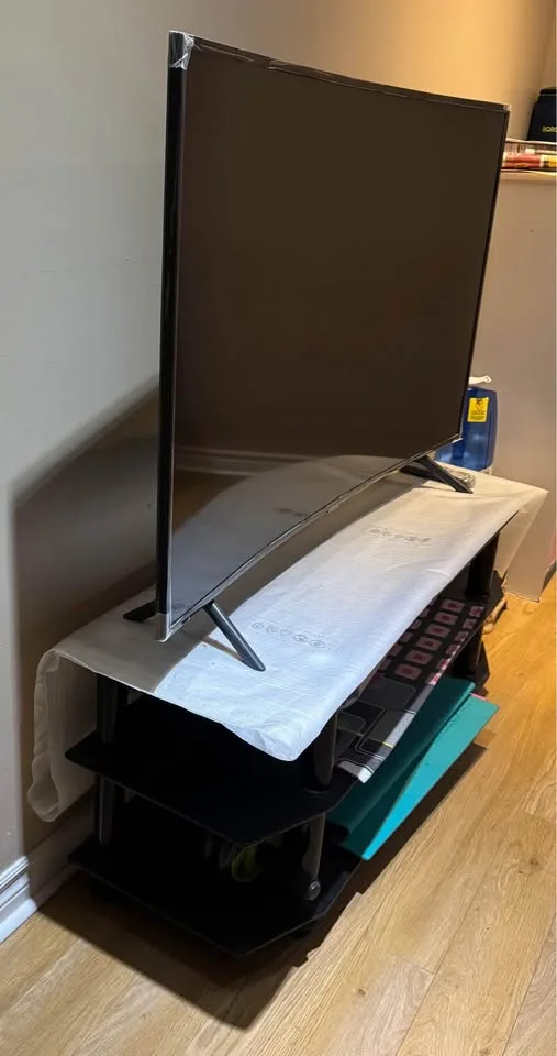 Samsung 55 Curved 4K UHD Smart TV with stand image indicator(2)