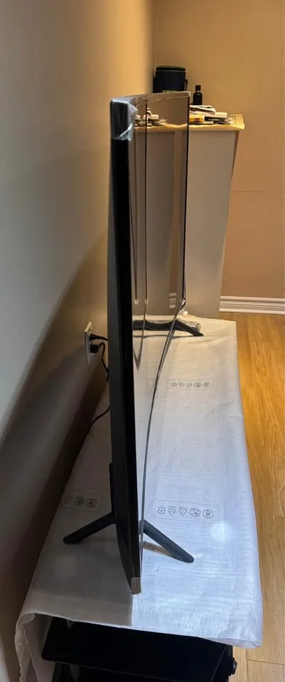 Samsung 55 Curved 4K UHD Smart TV with stand image indicator(3)