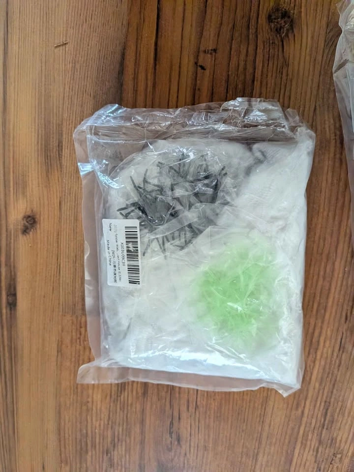 New set of 2 spider web decorations with fake spiders - photo 2