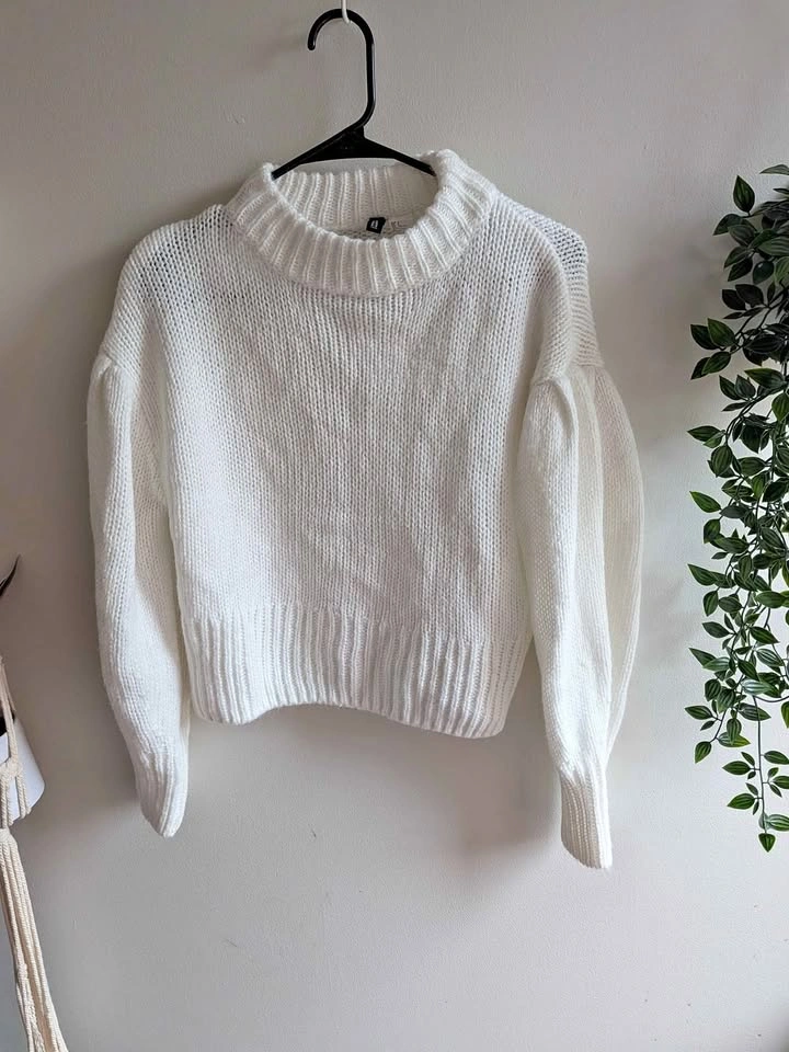 H&M Divided White Knit Sweater Size Small