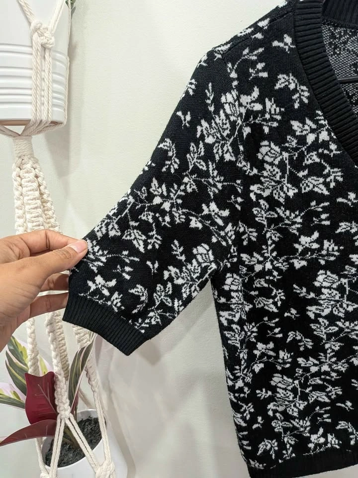 Beautiful button up half sleeve designer sweater - photo 3
