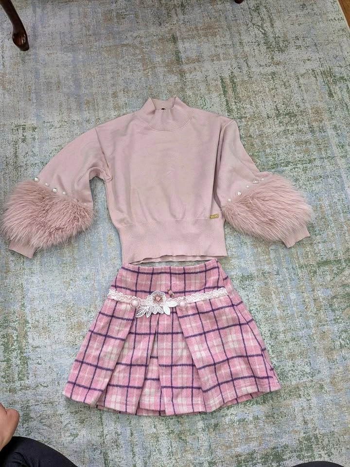 Beautiful set of sweater and plaid skirt for girls