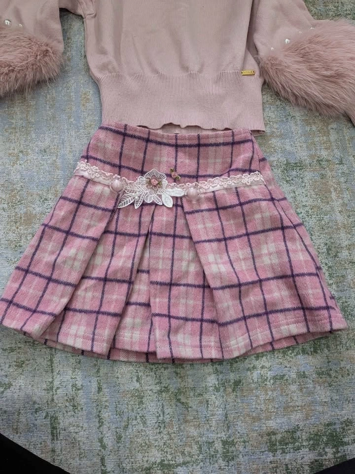 Beautiful set of sweater and plaid skirt for girls - photo 2