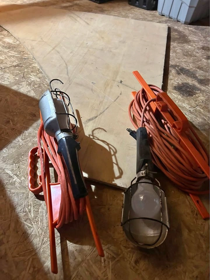 Pair of Incandescent Work Lights with Extension Cords