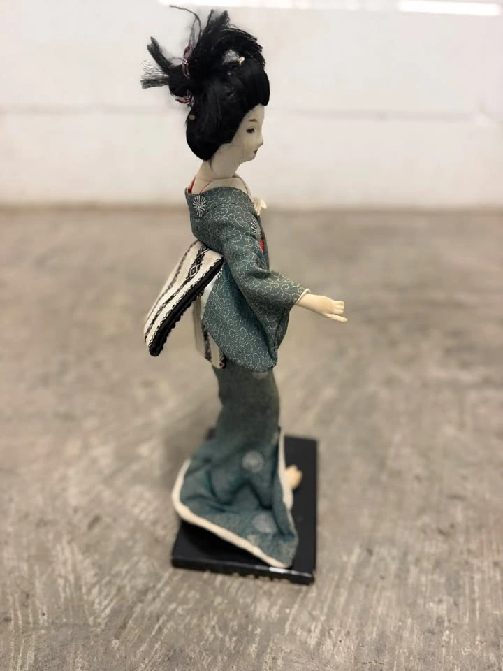 Vintage Japanese Doll Kimono Geisha Maiko Shamisen Figurine - photo 4