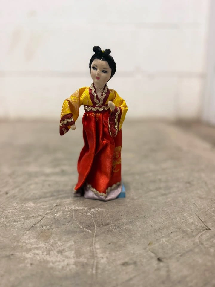 Vintage Chinese Silk Doll in Traditional Hanfu - photo 2