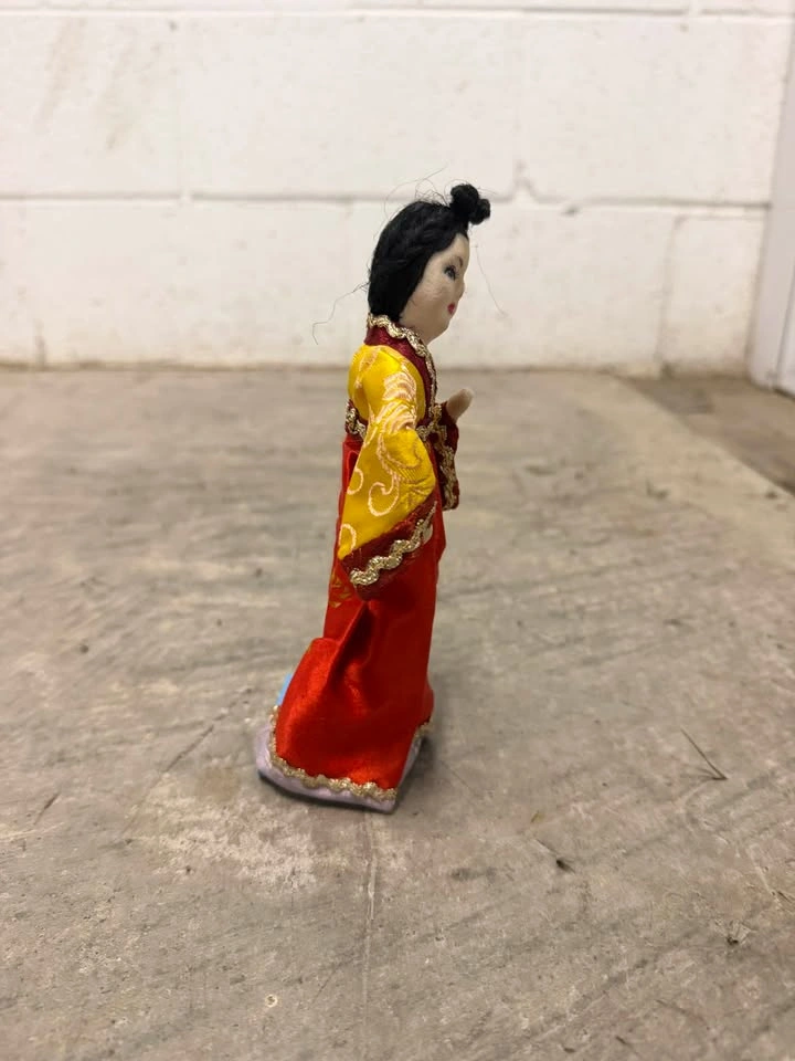 Vintage Chinese Silk Doll in Traditional Hanfu - photo 3