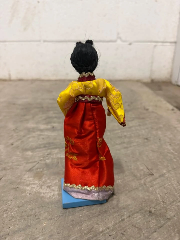 Vintage Chinese Silk Doll in Traditional Hanfu - photo 4