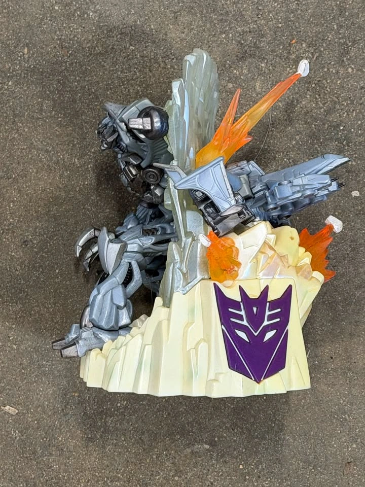 Hasbro 2007 Transformers Megatron Collectible Display Figurine - photo 2