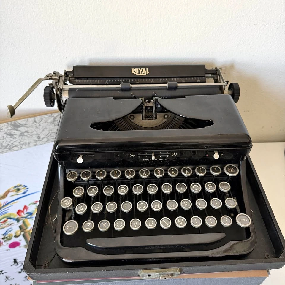 Vintage Royal Portable Typewriter (Glossy Black, 1930s)