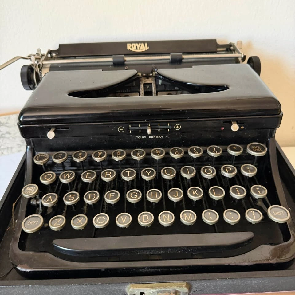 Vintage Royal Portable Typewriter (Glossy Black, 1930s) - photo 2