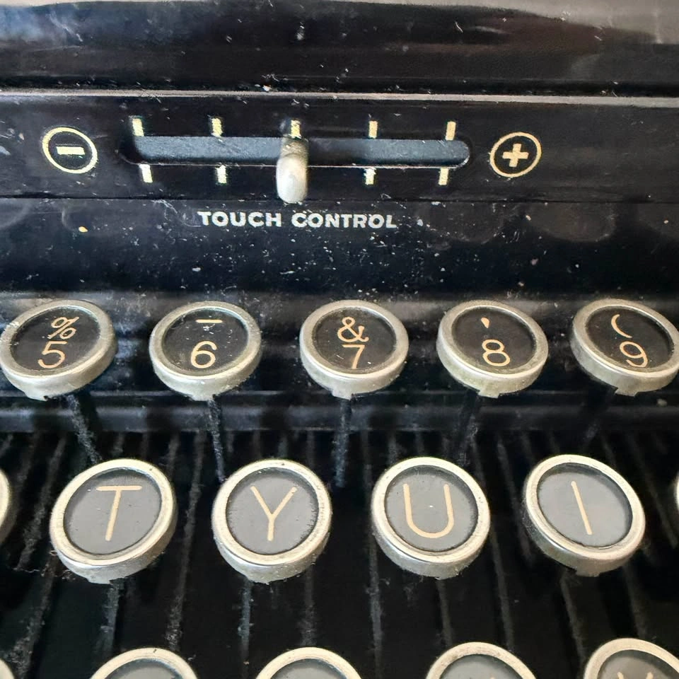 Vintage Royal Portable Typewriter (Glossy Black, 1930s) - photo 3