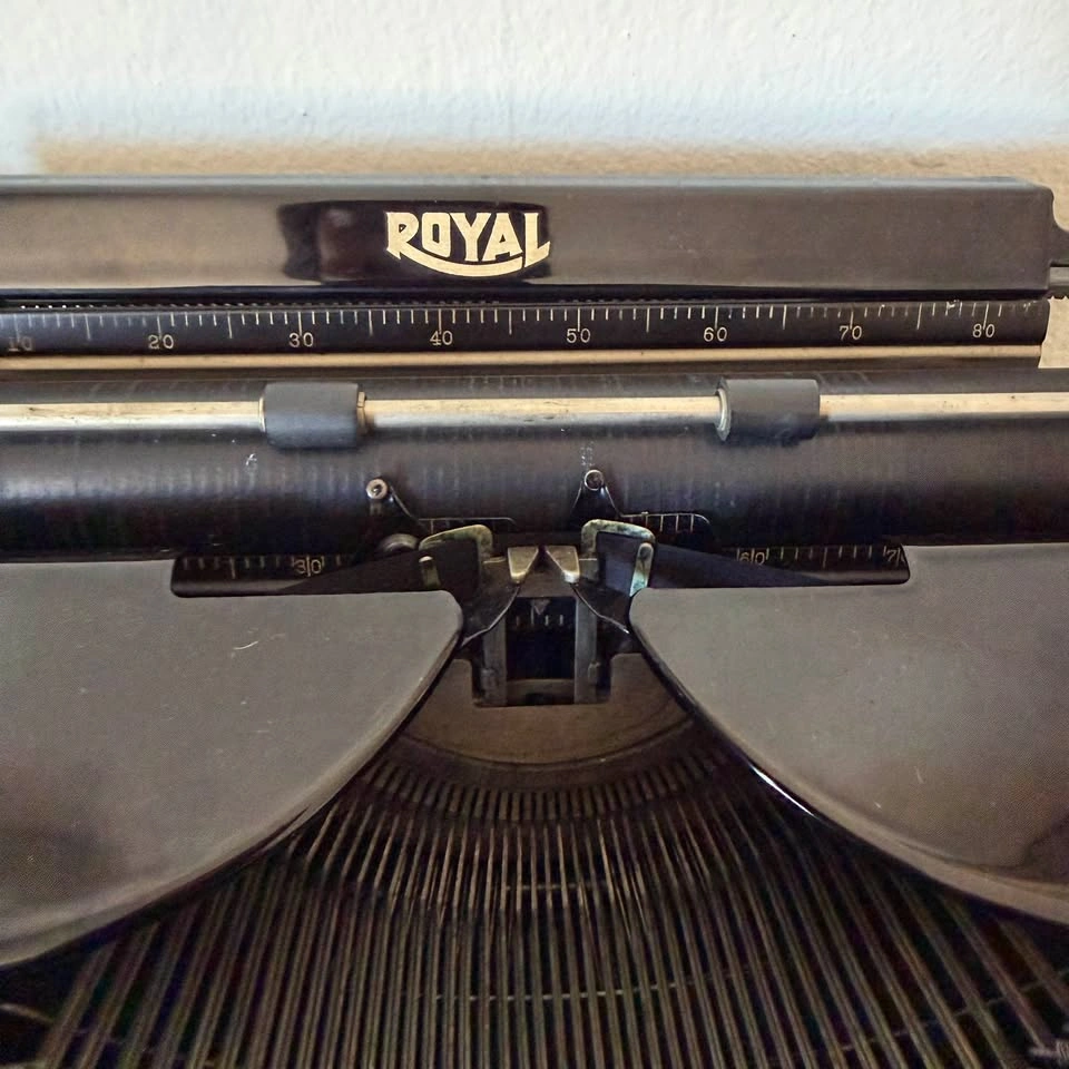 Vintage Royal Portable Typewriter (Glossy Black, 1930s) - photo 4