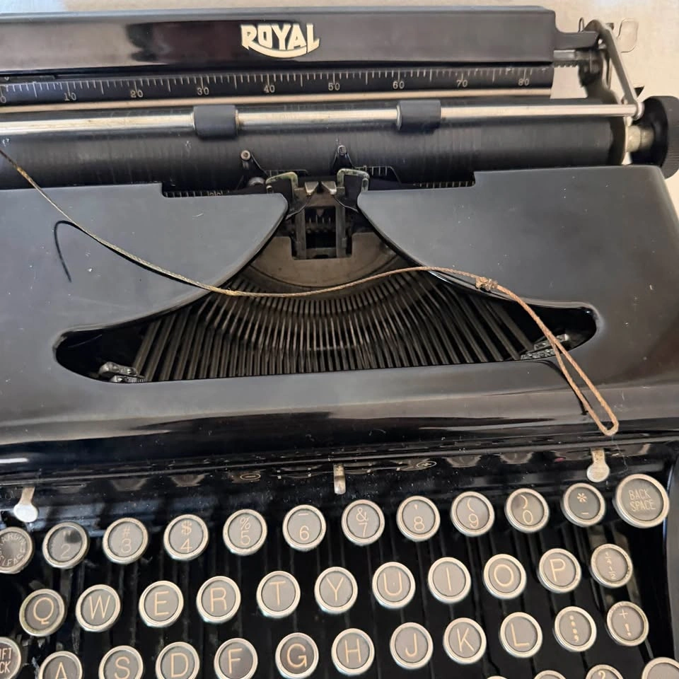 Vintage Royal Portable Typewriter (Glossy Black, 1930s) - photo 5