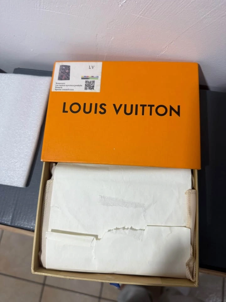 LV passport protection cover - photo 4