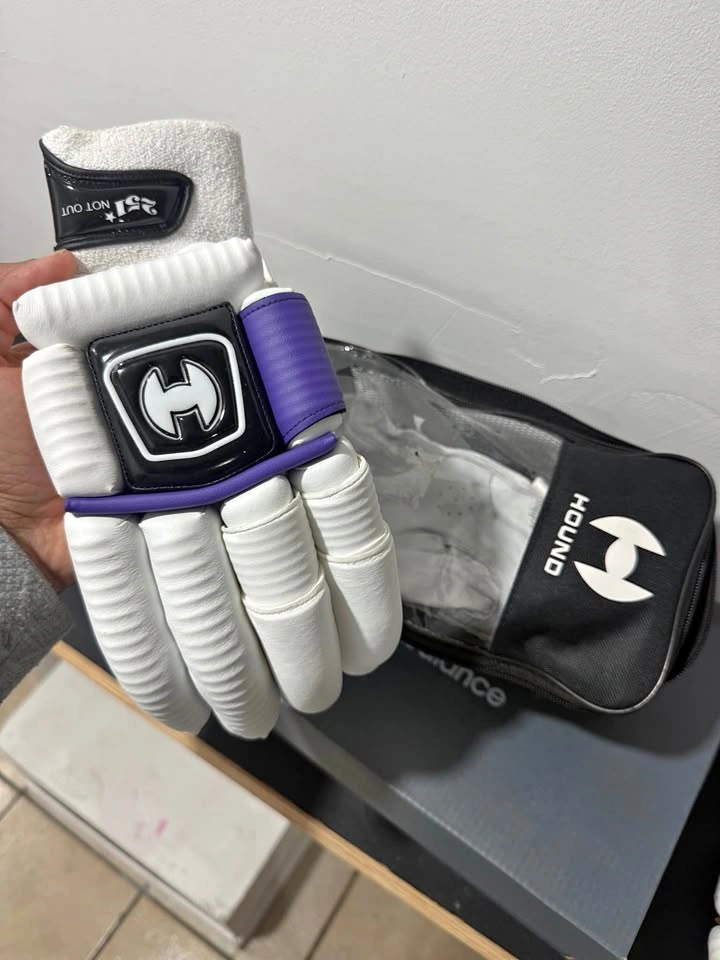 Cricket right hand batting gloves