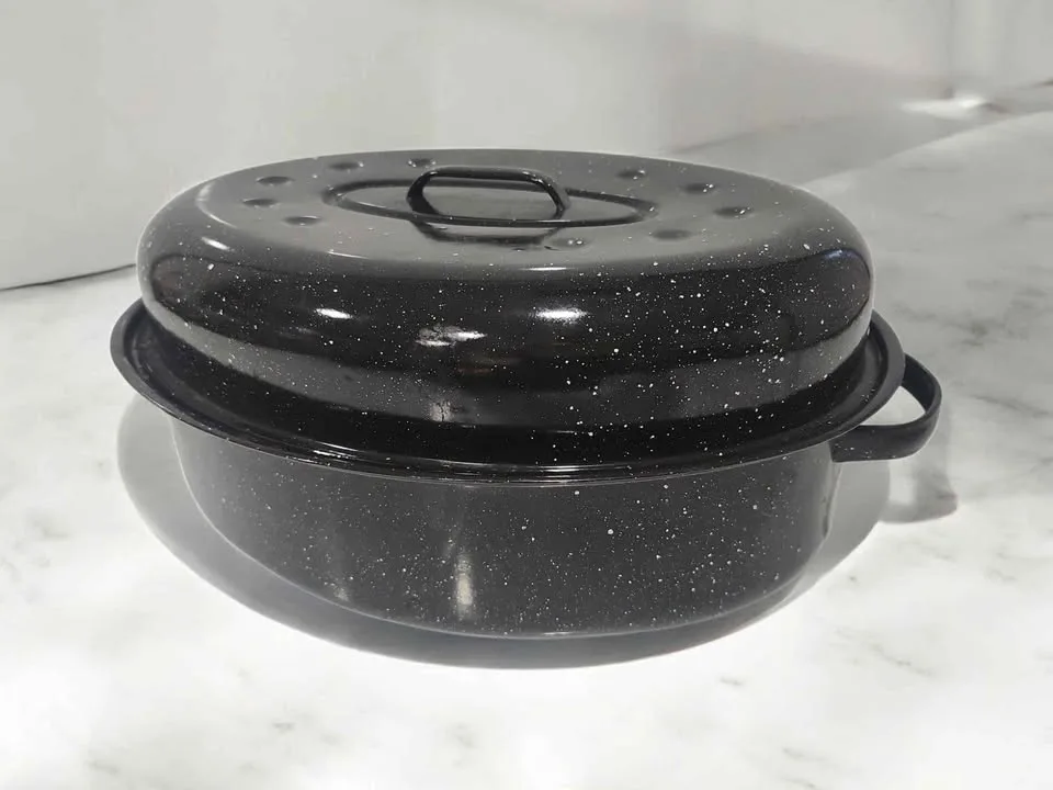 Set of 8 Kitchenware Enamelware & Copper Roasting Pans image indicator(2)