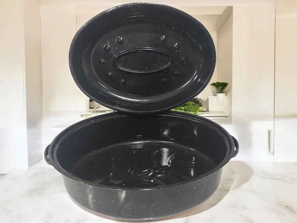 Set of 8 Kitchenware Enamelware & Copper Roasting Pans image indicator(3)