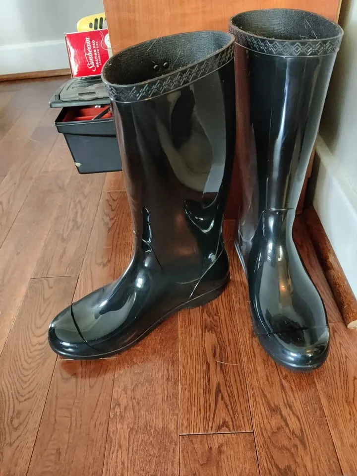 UGG Rubber Rain Boots Black - size 9 US image indicator(2)