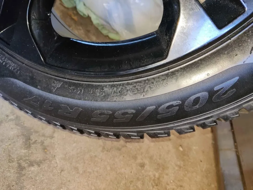 Pirelli Winter Tires 205/55 R17 on Titanium Rims image indicator(2)
