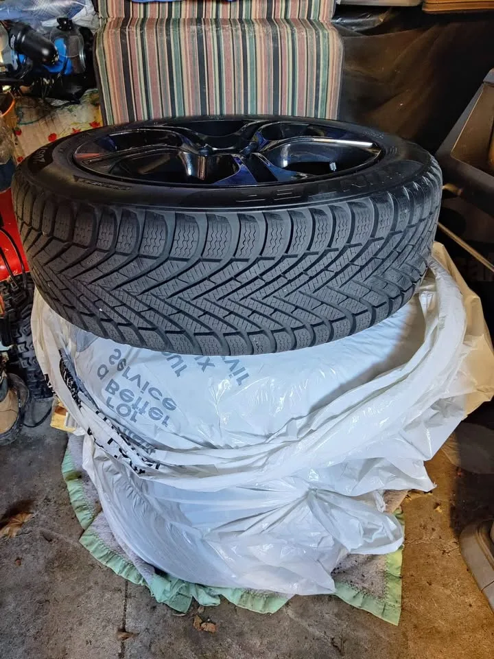 Pirelli Winter Tires 205/55 R17 on Titanium Rims image indicator(3)