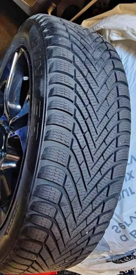 Pirelli Winter Tires 205/55 R17 on Titanium Rims image indicator(4)