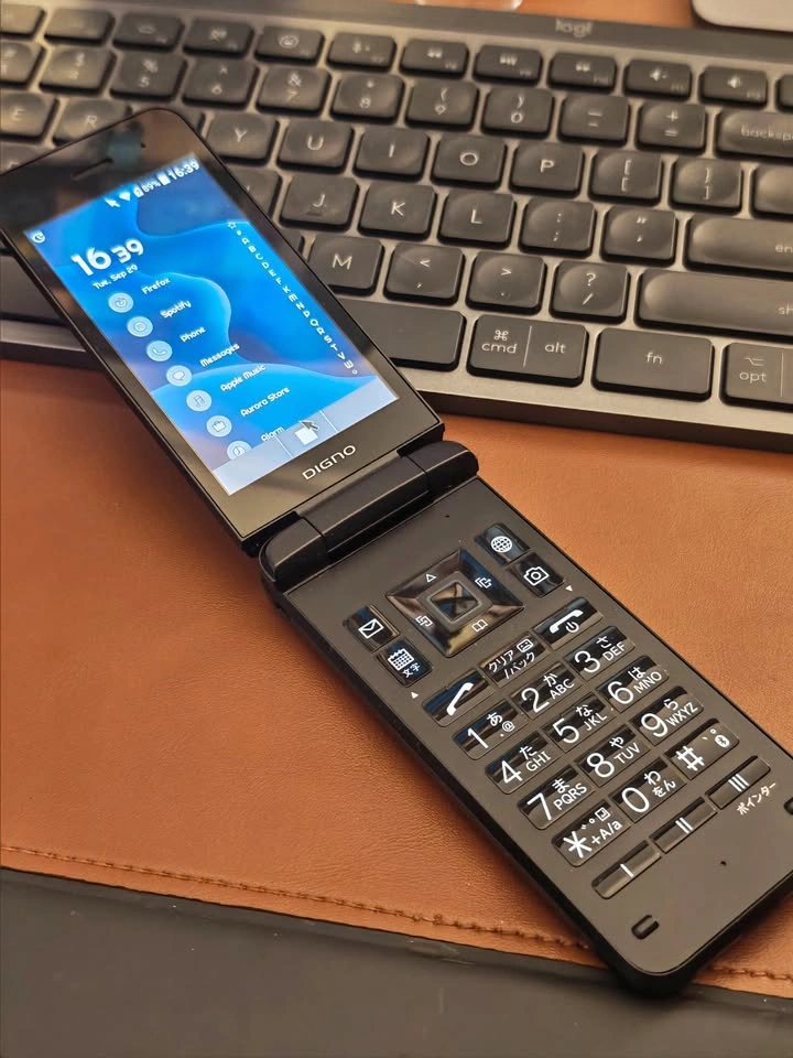 Kyocera DIGNO Keitai 4 A202KC Android 10 Flip phone