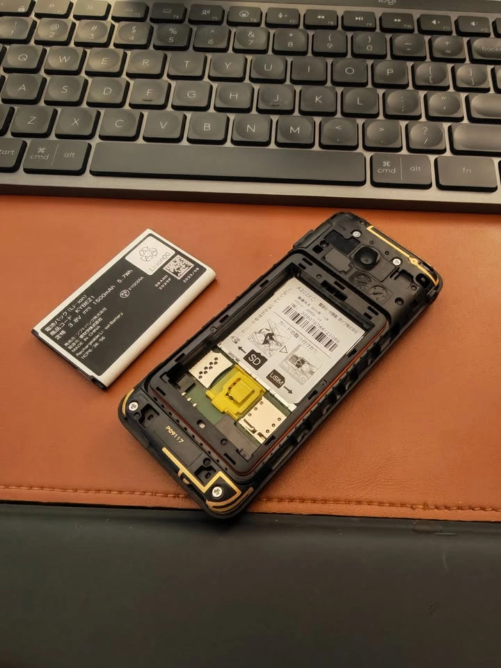 Kyocera DIGNO Keitai 4 A202KC Android 10 Flip phone - photo 3