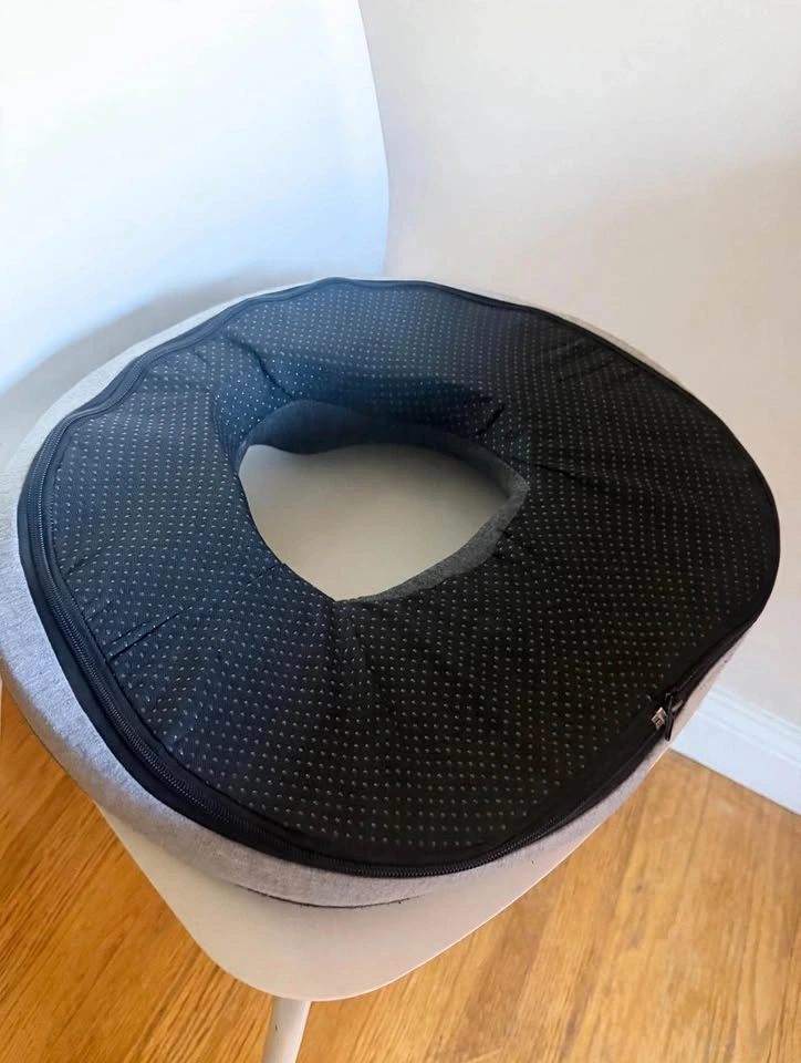 Ergonomic Donut Seat Cushion - Memory Foam - 2 Colors - photo 2