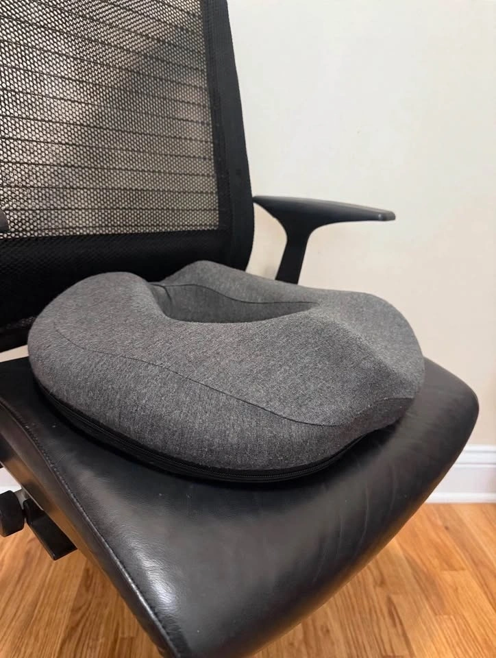 Ergonomic Donut Seat Cushion - Memory Foam - 2 Colors - photo 3