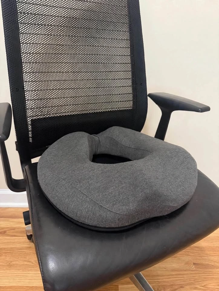 Ergonomic Donut Seat Cushion - Memory Foam - 2 Colors - photo 4