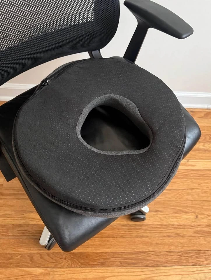 Ergonomic Donut Seat Cushion - Memory Foam - 2 Colors - photo 5