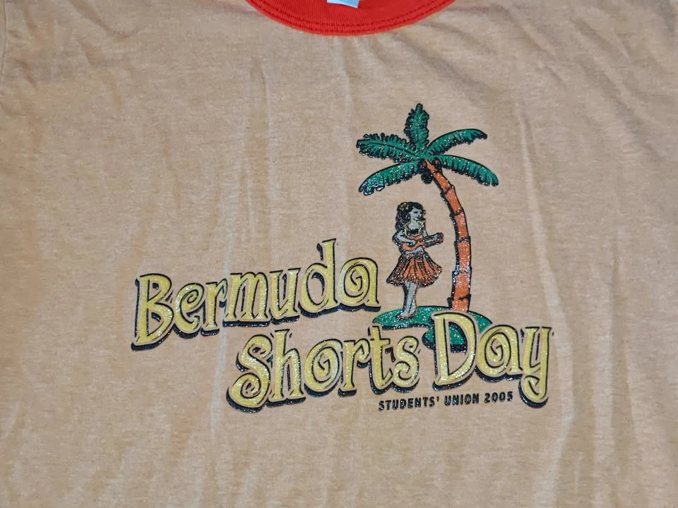 University of Calgary Bermuda Shorts Day BSD Shirt - Fits Small - photo 2